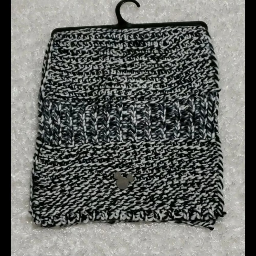 NWT AUTHENTIC MICKEY MOUSE BLK/WHITE /GRAY CABLE KNIT SCARF